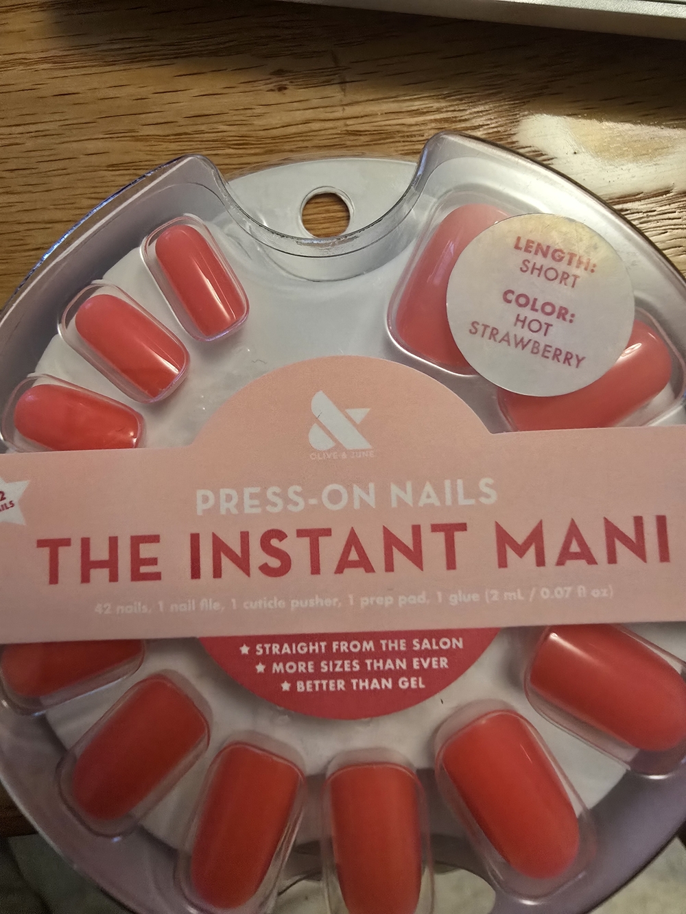 Olive & June The Instant Mani Press-On Nails in Hot Strawberry